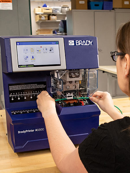 Optimice el tiempo de identificaci&oacute;n con la impresora-aplicadora de banderas BradyPrinter A5500.